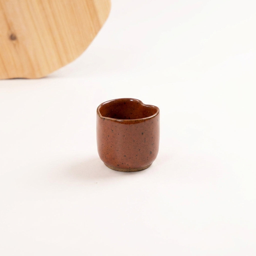 Copinho Coração em cerâmica artesanal — argila Flocos, esmalte Sol de Terracota