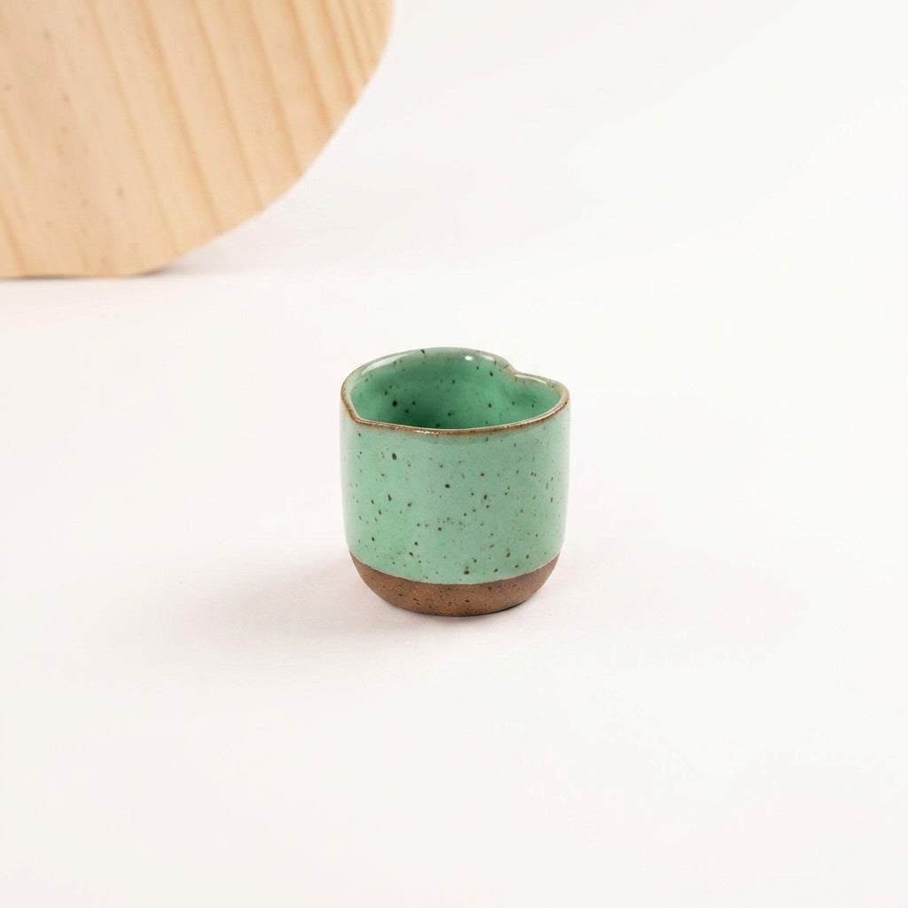 Copinho Coração em cerâmica artesanal — argila Flocos, esmalte Verde Menta