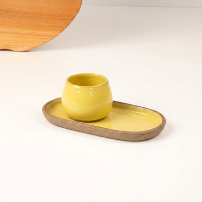 Copinho Cumbuca com Pires Alongado em cerâmica artesanal — tamanho 100ML, argila Cappuccino, esmalte Amarelo Intenso