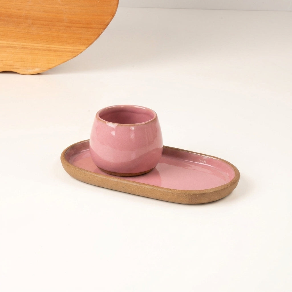 Copinho Cumbuca com Pires Alongado em cerâmica artesanal — tamanho 100ML, argila Cappuccino, esmalte Rosa Barbie