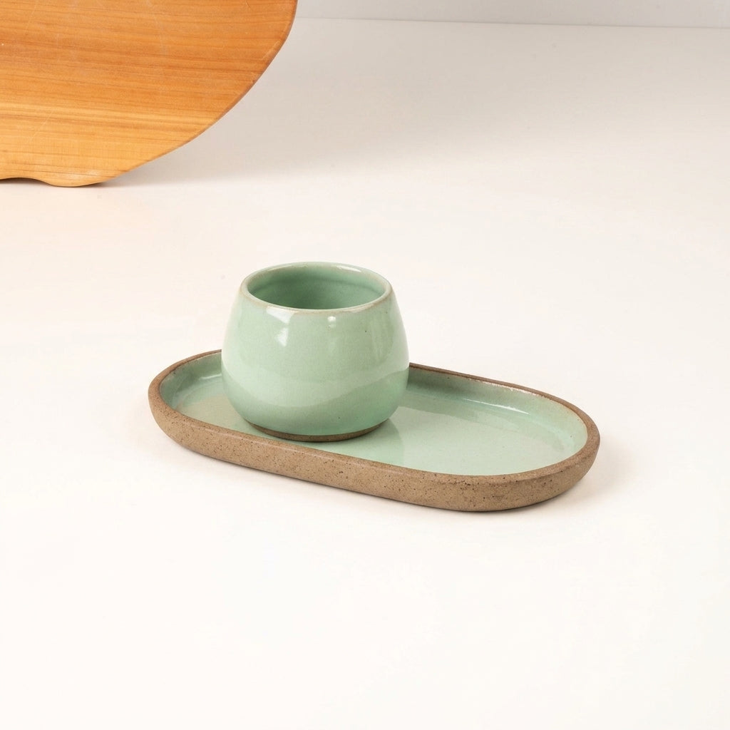 Copinho Cumbuca com Pires Alongado em cerâmica artesanal — tamanho 100ML, argila Cappuccino, esmalte Verde Menta