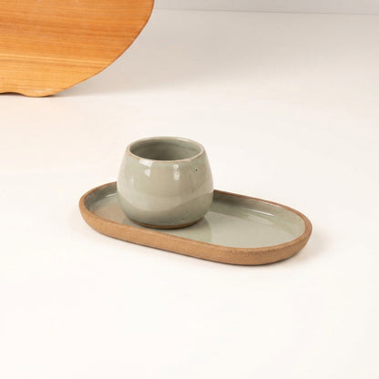 Copinho Cumbuca com Pires Alongado em cerâmica artesanal — tamanho 100ML, argila Cappuccino, esmalte Verde Pompeia