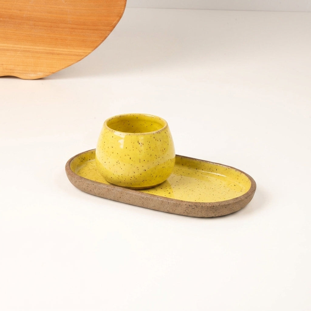Copinho Cumbuca com Pires Alongado em cerâmica artesanal — tamanho 100ML, argila Flocos, esmalte Amarelo Intenso