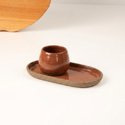 Copinho Cumbuca com Pires Alongado em cerâmica artesanal — tamanho 100ML, argila Flocos, esmalte Sol de Terracota
