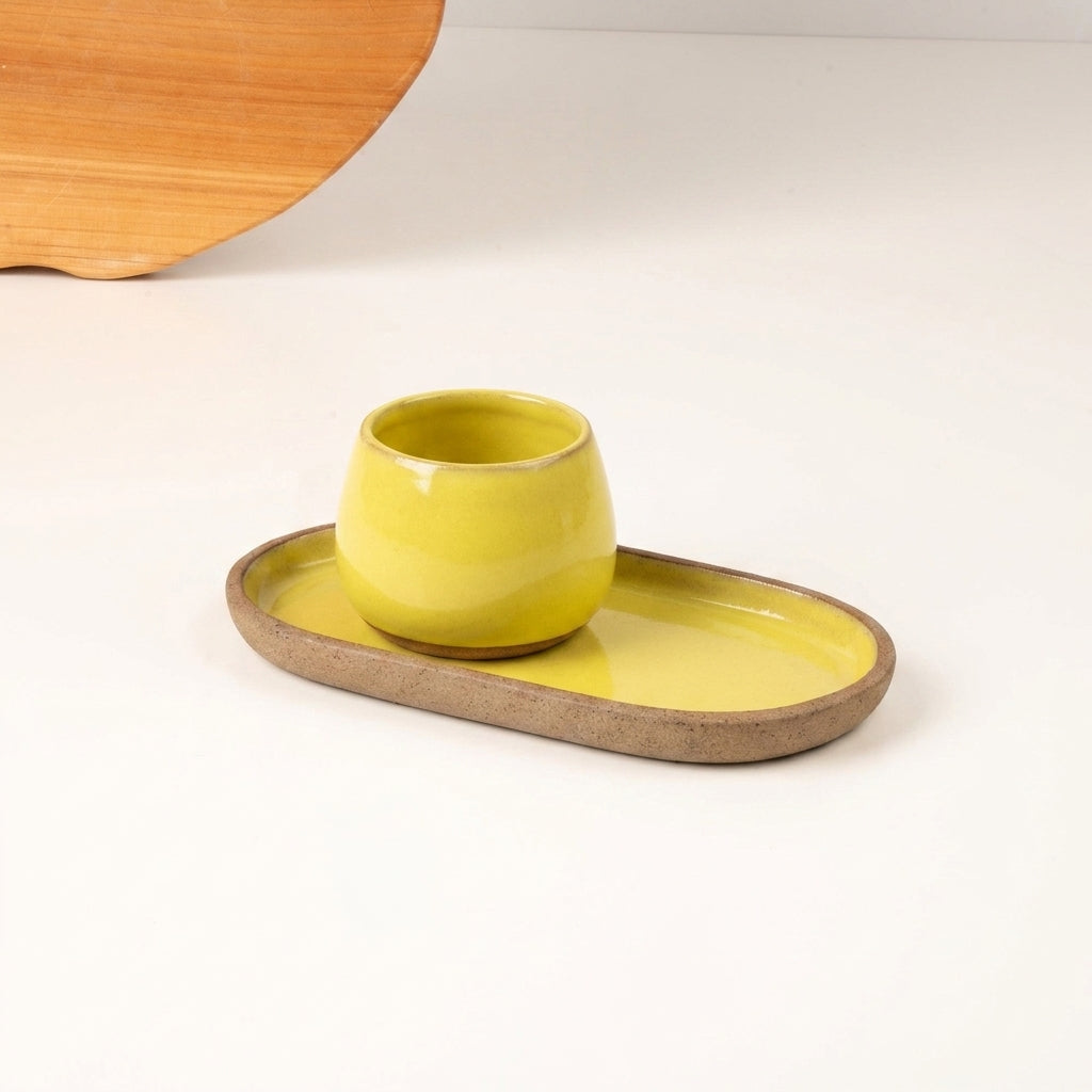 Copinho Cumbuca com Pires Alongado em cerâmica artesanal — tamanho 150ML, argila Cappuccino, esmalte Amarelo Intenso