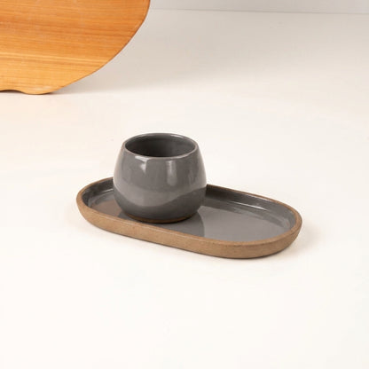 Copinho Cumbuca com Pires Alongado em cerâmica artesanal — tamanho 150ML, argila Cappuccino, esmalte Grafite