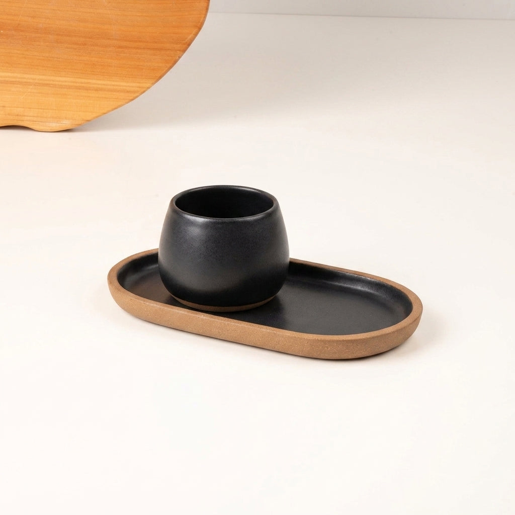 Copinho Cumbuca com Pires Alongado em cerâmica artesanal — tamanho 150ML, argila Cappuccino, esmalte Preto Acetinado