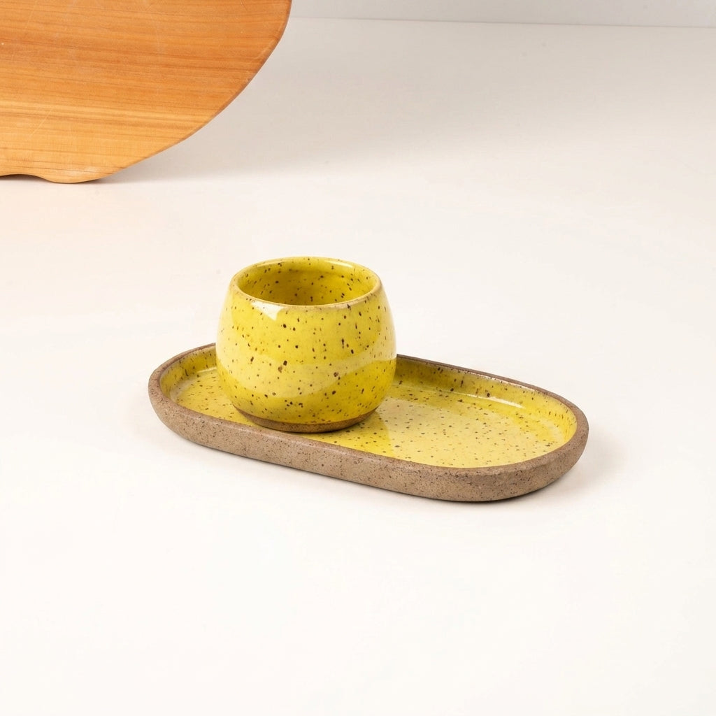 Copinho Cumbuca com Pires Alongado em cerâmica artesanal — tamanho 150ML, argila Flocos, esmalte Amarelo Intenso
