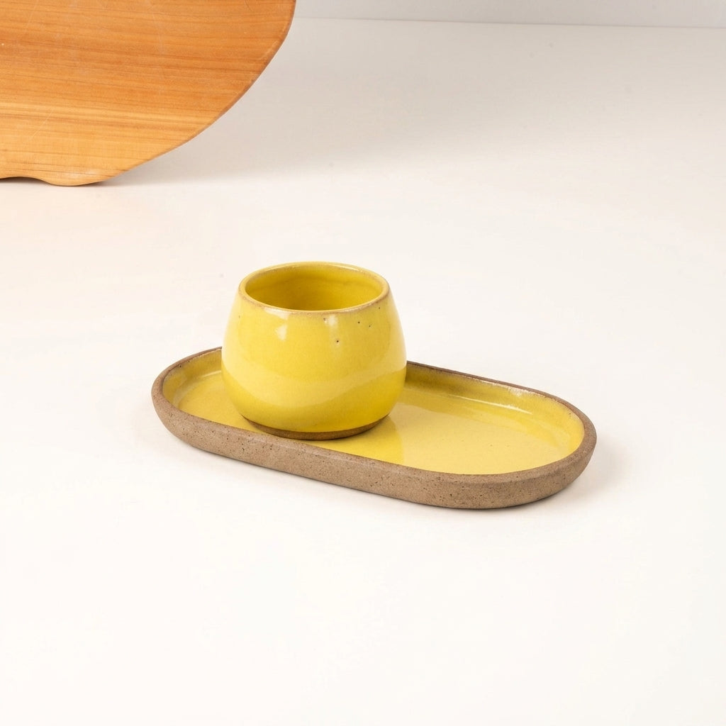 Copinho Cumbuca com Pires Alongado em cerâmica artesanal — tamanho 250ML, argila Cappuccino, esmalte Amarelo Intenso
