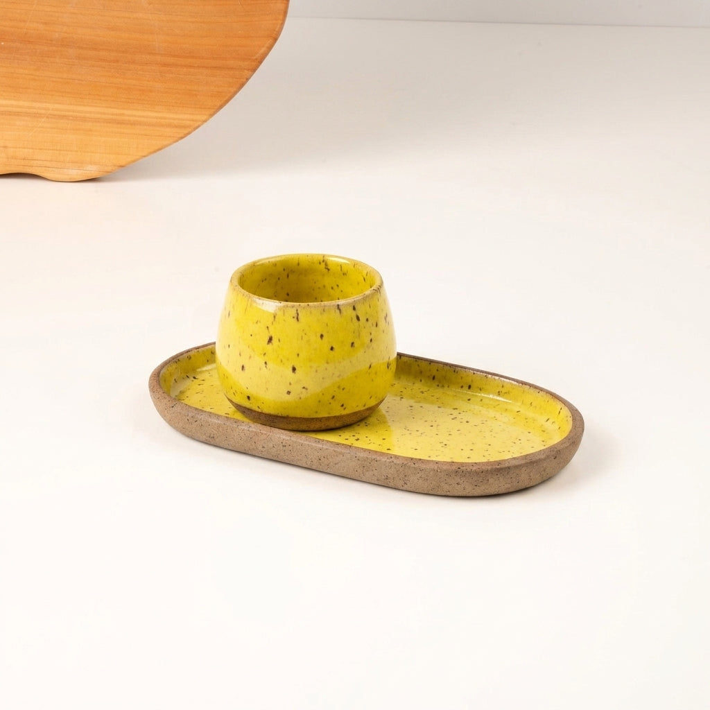 Copinho Cumbuca com Pires Alongado em cerâmica artesanal — tamanho 250ML, argila Flocos, esmalte Amarelo Intenso