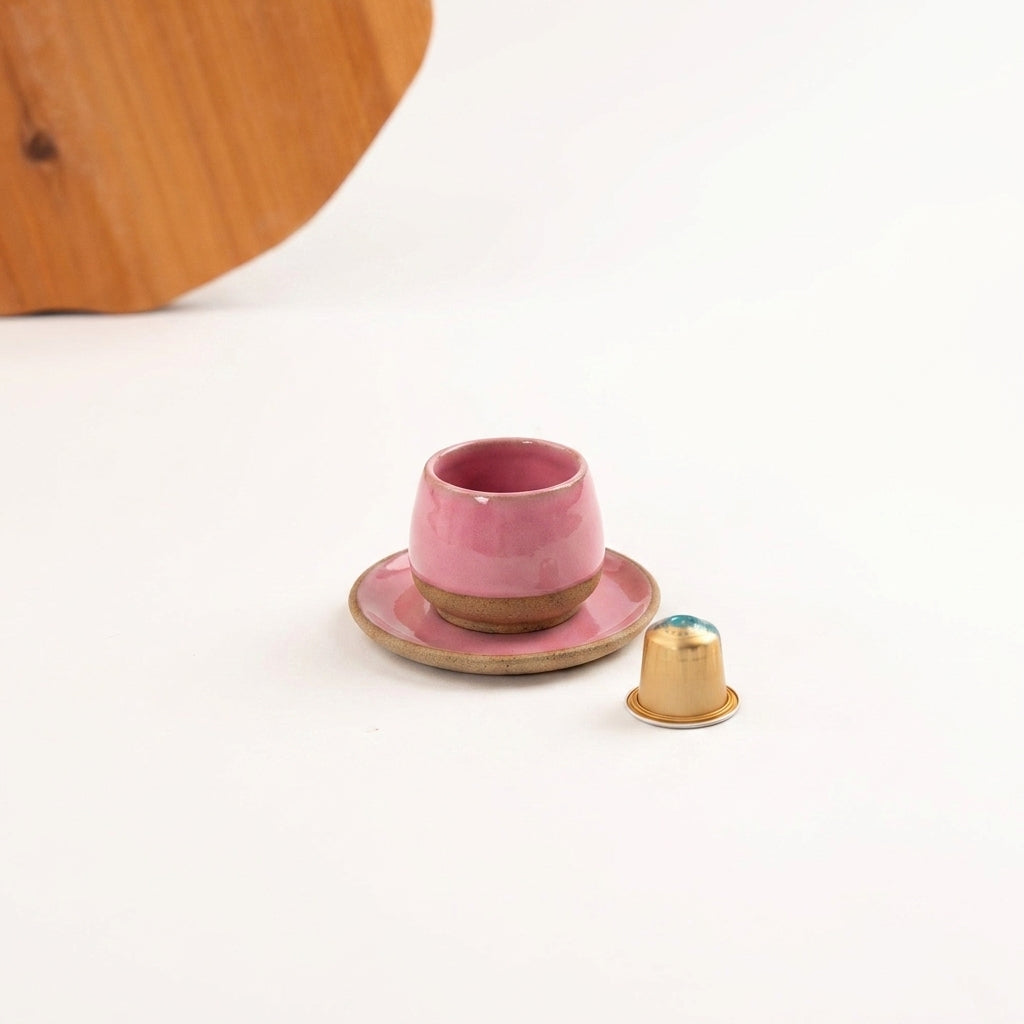 Copinho Cumbuca com Pires em cerâmica artesanal — tamanho 100ML, argila Cappuccino, esmalte Rosa Barbie