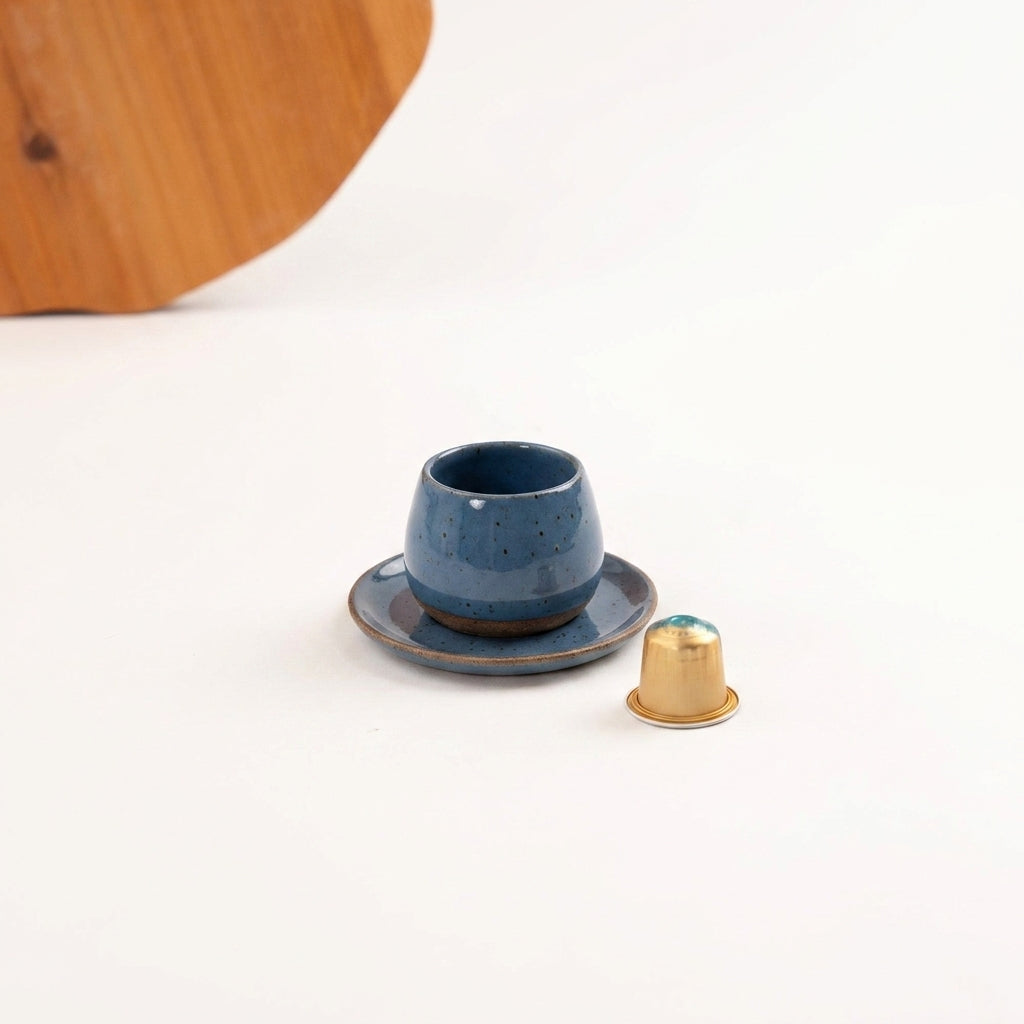 Copinho Cumbuca com Pires em cerâmica artesanal — tamanho 100ML, argila Flocos, esmalte Azul Safira