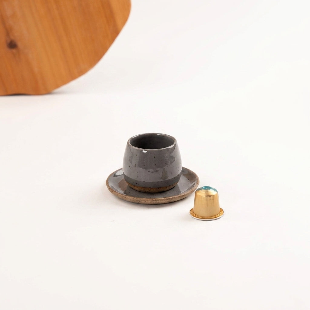 Copinho Cumbuca com Pires em cerâmica artesanal — tamanho 100ML, argila Flocos, esmalte Grafite
