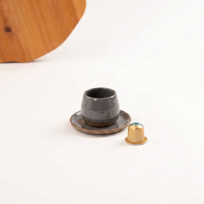 Copinho Cumbuca com Pires em cerâmica artesanal — tamanho 100ML, argila Flocos, esmalte Grafite