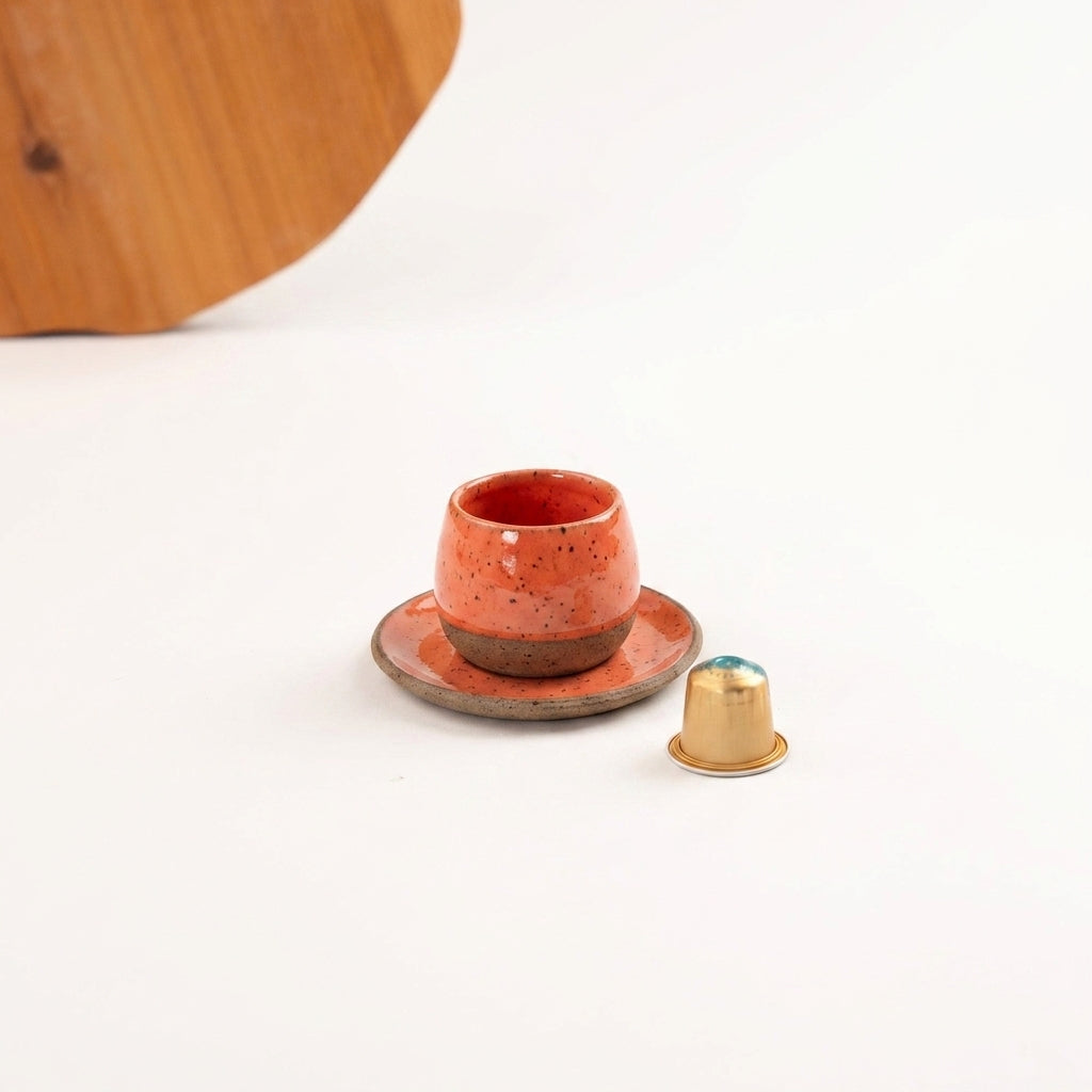 Copinho Cumbuca com Pires em cerâmica artesanal — tamanho 100ML, argila Flocos, esmalte Laranja Intenso