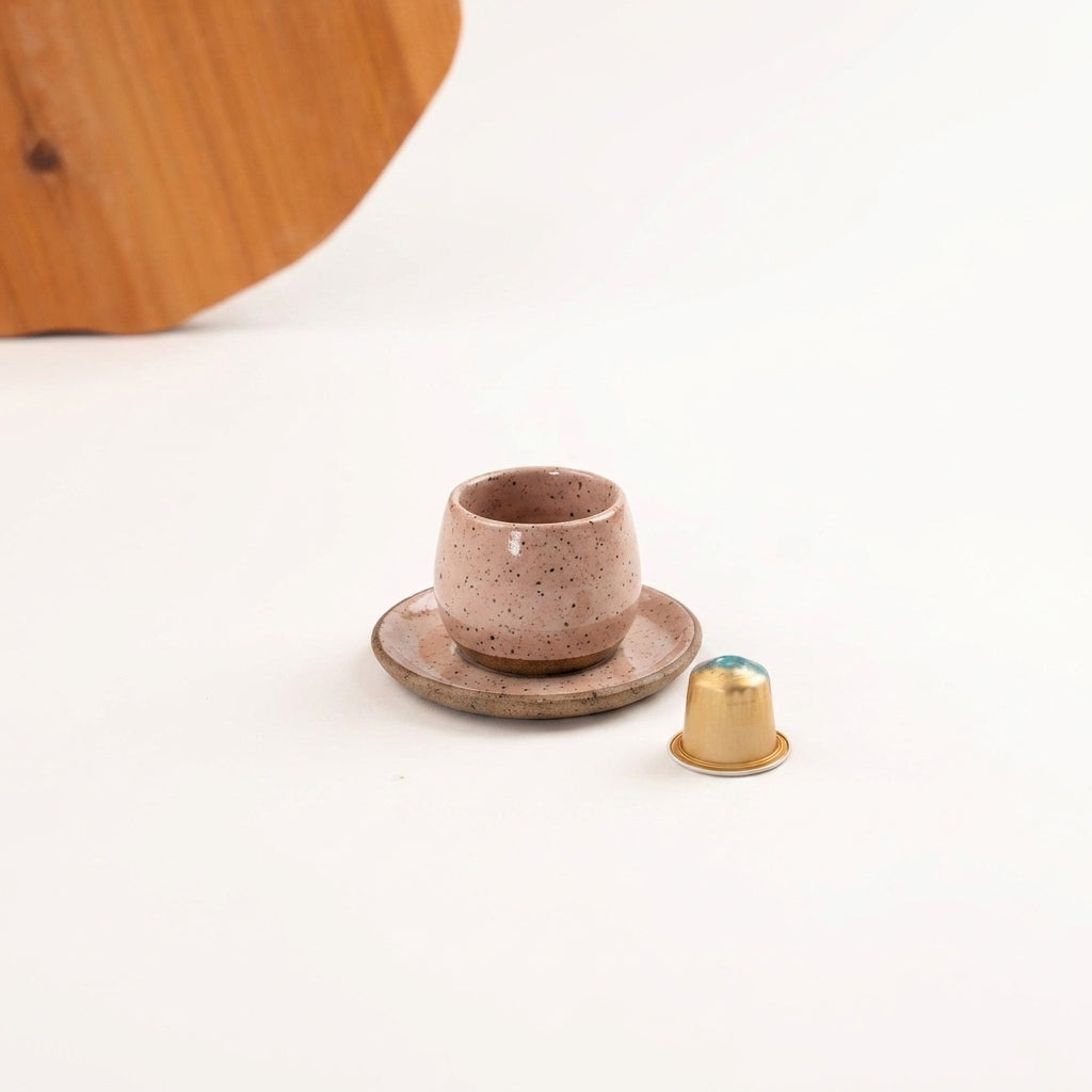 Copinho Cumbuca com Pires em cerâmica artesanal — tamanho 100ML, argila Flocos, esmalte Nude