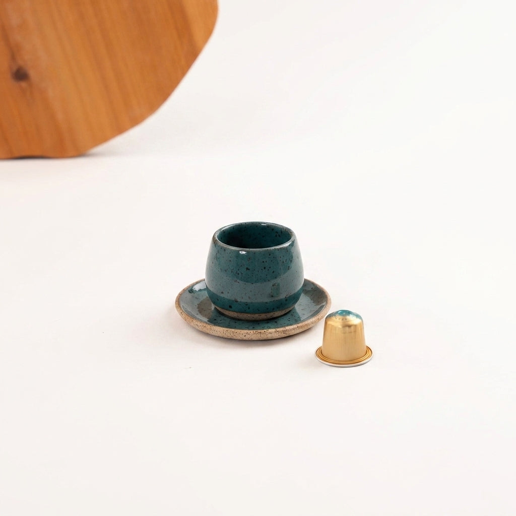 Copinho Cumbuca com Pires em cerâmica artesanal — tamanho 100ML, argila Flocos, esmalte Verde Exército