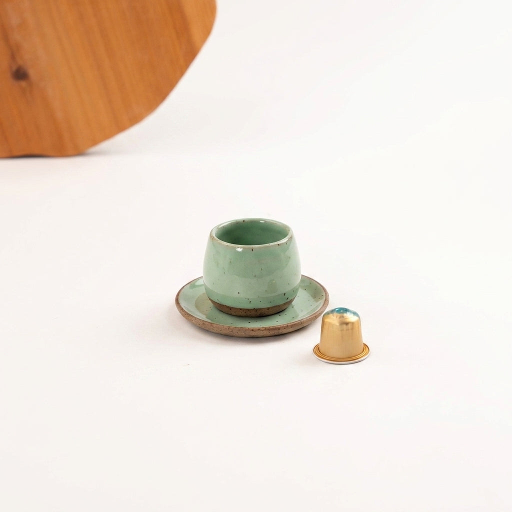 Copinho Cumbuca com Pires em cerâmica artesanal — tamanho 100ML, argila Flocos, esmalte Verde Menta