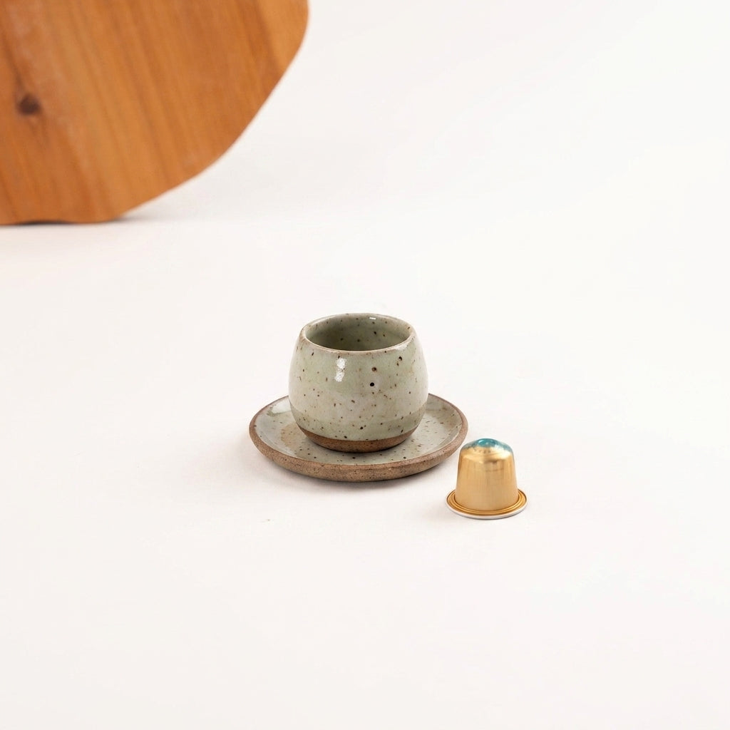 Copinho Cumbuca com Pires em cerâmica artesanal — tamanho 100ML, argila Flocos, esmalte Verde Pompeia