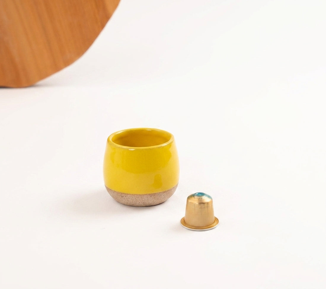 Copinho Cumbuca em cerâmica artesanal — tamanho 100ML, argila Cappuccino, esmalte Amarelo Intenso