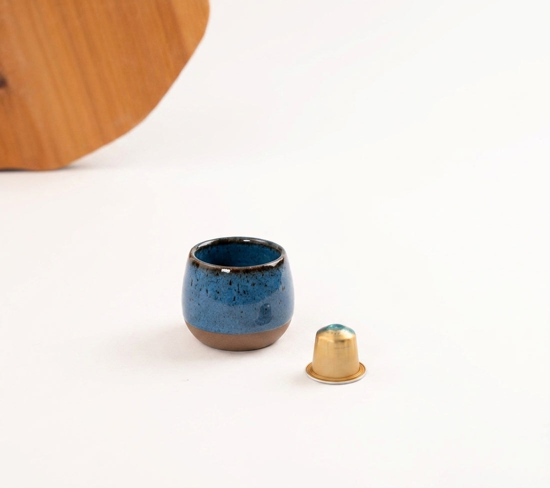 Copinho Cumbuca em cerâmica artesanal — tamanho 100ML, argila Cappuccino, esmalte Azul Safira
