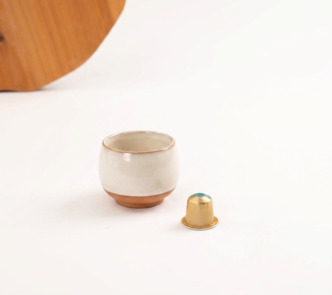 Copinho Cumbuca em cerâmica artesanal — tamanho 100ML, argila Cappuccino, esmalte Branco AMME