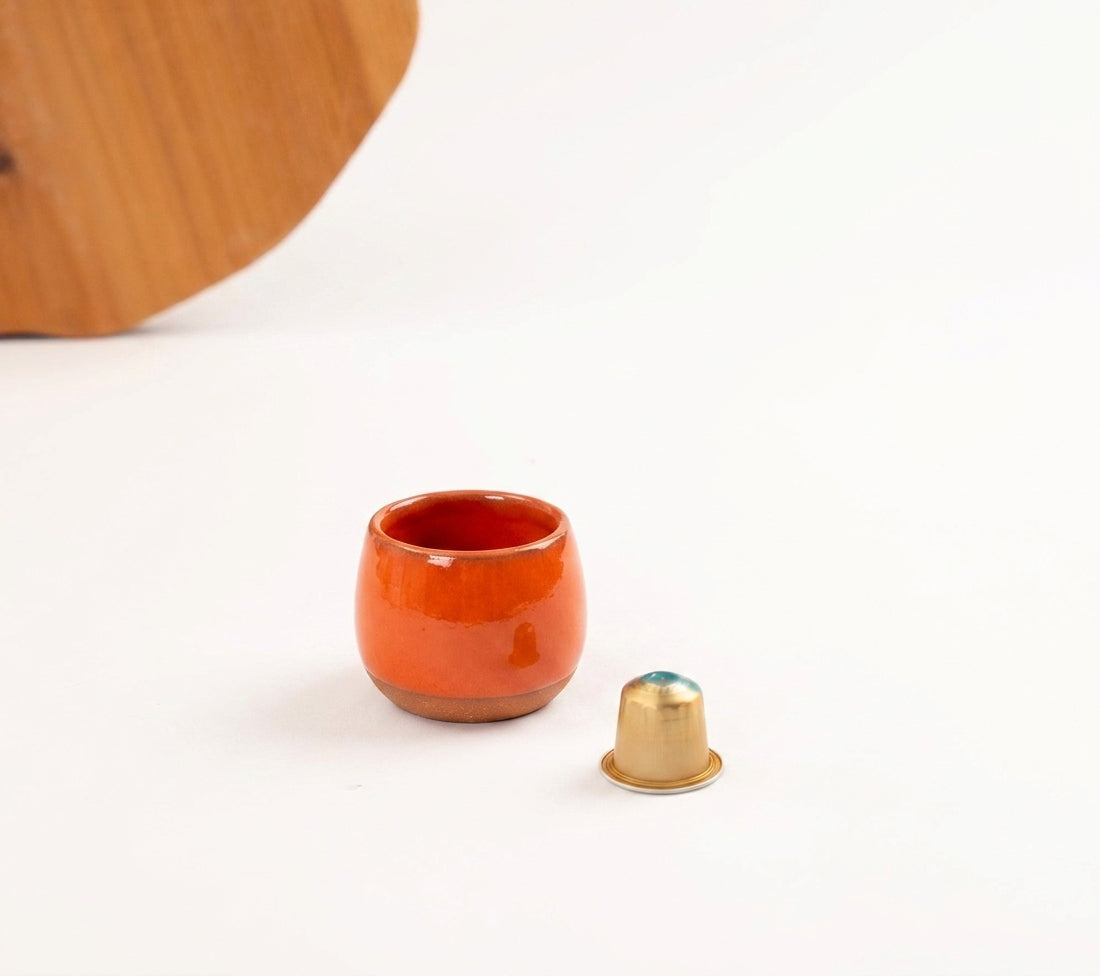 Copinho Cumbuca em cerâmica artesanal — tamanho 100ML, argila Cappuccino, esmalte Laranja Intenso