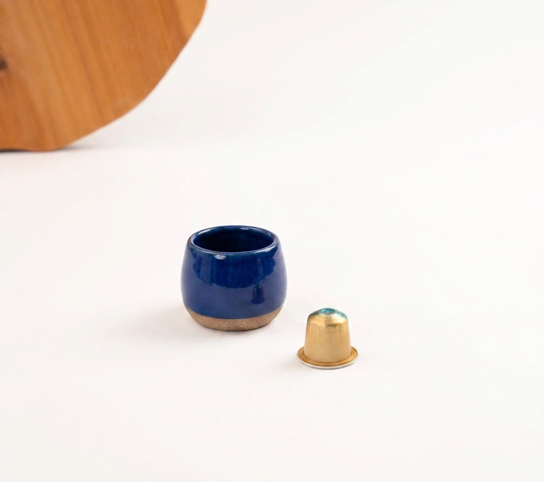 Copinho Cumbuca em cerâmica artesanal — tamanho 100ML, argila Cappuccino, esmalte Lazuli