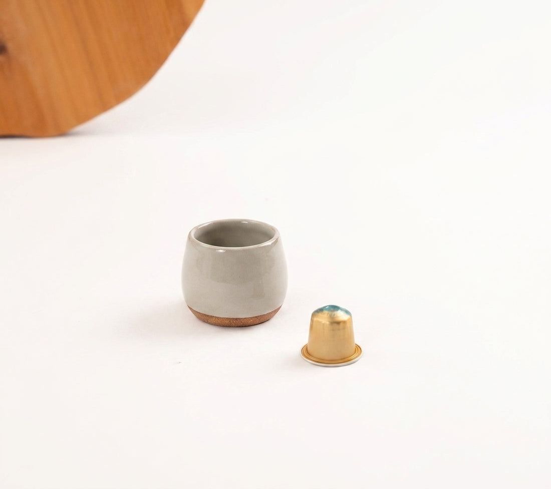 Copinho Cumbuca em cerâmica artesanal — tamanho 100ML, argila Cappuccino, esmalte Pedra Sabão