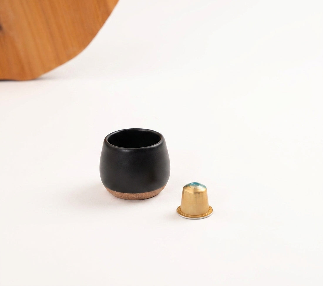 Copinho Cumbuca em cerâmica artesanal — tamanho 100ML, argila Cappuccino, esmalte Preto Acetinado