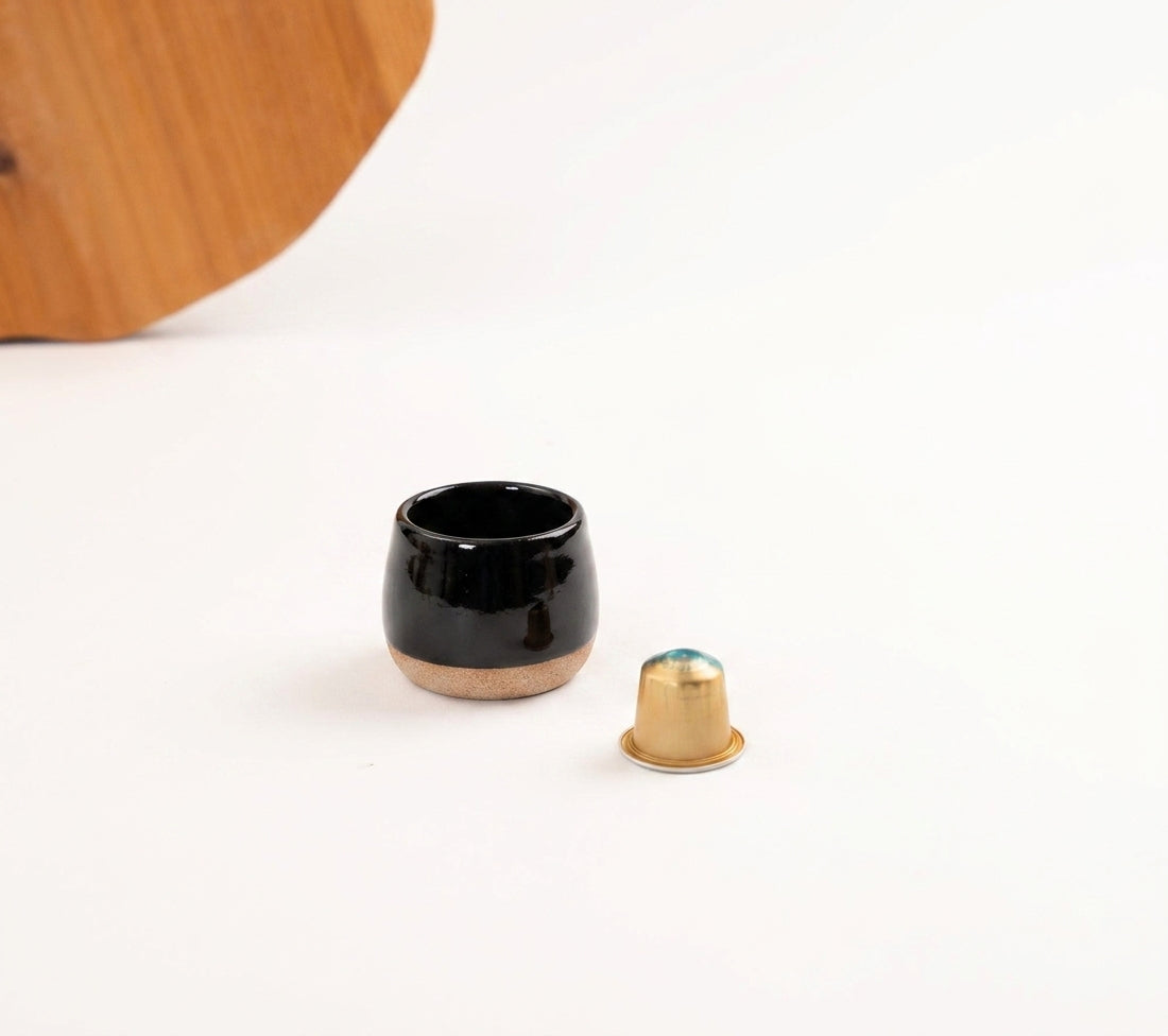 Copinho Cumbuca em cerâmica artesanal — tamanho 100ML, argila Cappuccino, esmalte Preto Ébano