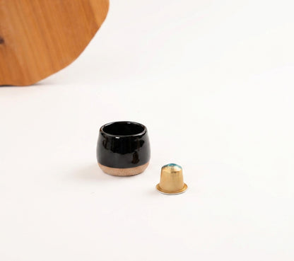Copinho Cumbuca em cerâmica artesanal — tamanho 100ML, argila Cappuccino, esmalte Preto Ébano