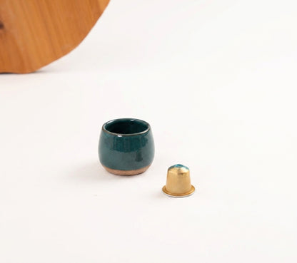 Copinho Cumbuca em cerâmica artesanal — tamanho 100ML, argila Cappuccino, esmalte Verde Exército