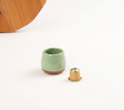 Copinho Cumbuca em cerâmica artesanal — tamanho 100ML, argila Cappuccino, esmalte Verde Menta