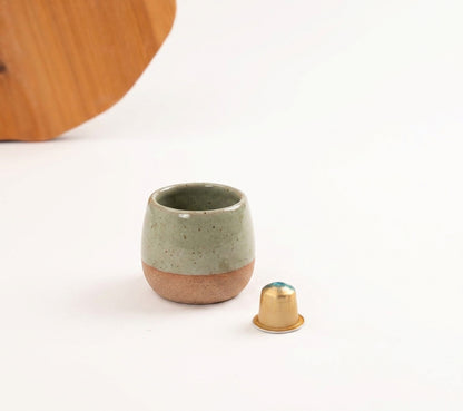 Copinho Cumbuca em cerâmica artesanal — tamanho 100ML, argila Cappuccino, esmalte Verde Pompeia