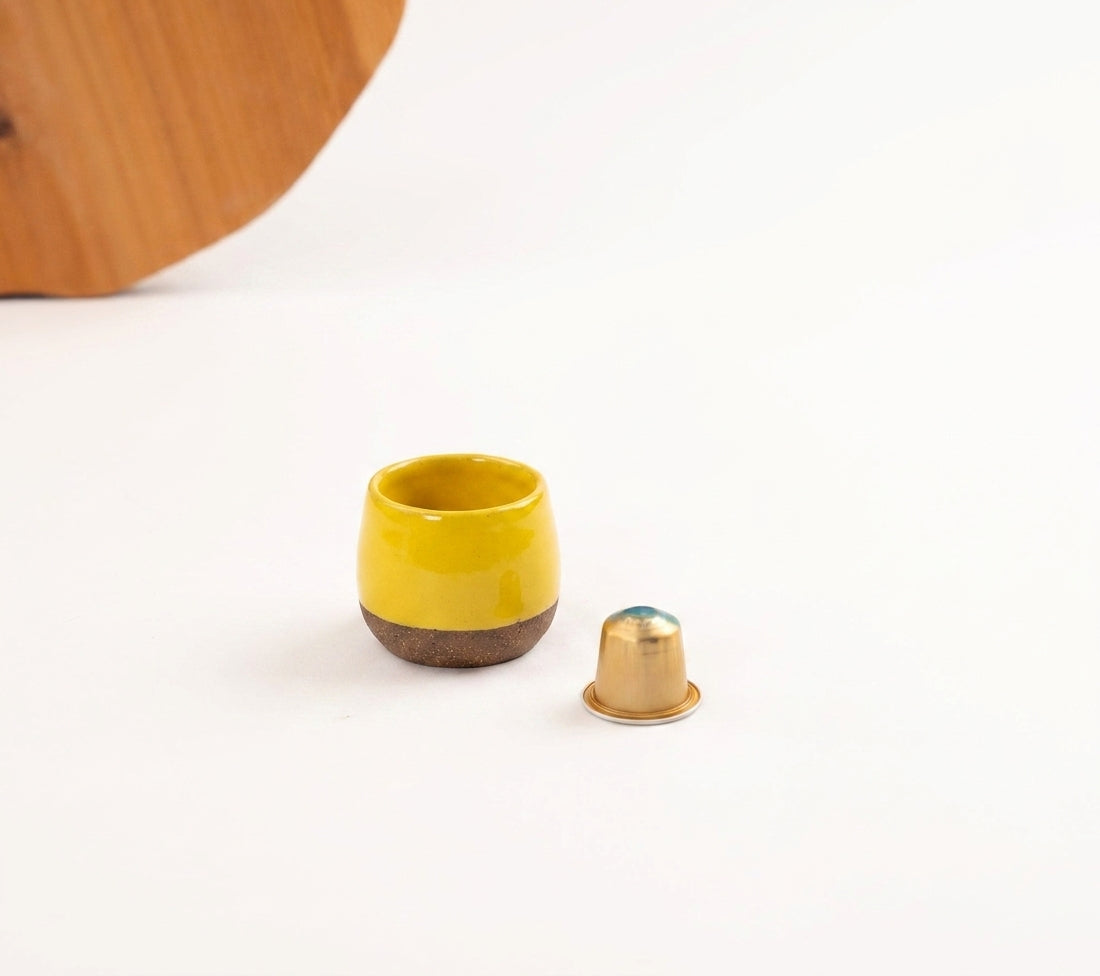 Copinho Cumbuca em cerâmica artesanal — tamanho 100ML, argila Flocos, esmalte Amarelo Intenso