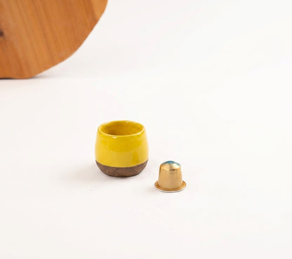 Copinho Cumbuca em cerâmica artesanal — tamanho 100ML, argila Flocos, esmalte Amarelo Intenso