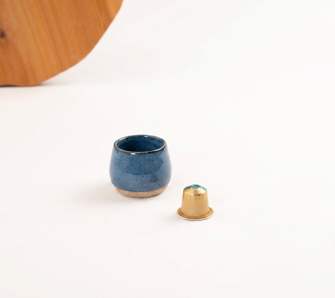 Copinho Cumbuca em cerâmica artesanal — tamanho 100ML, argila Flocos, esmalte Azul Safira