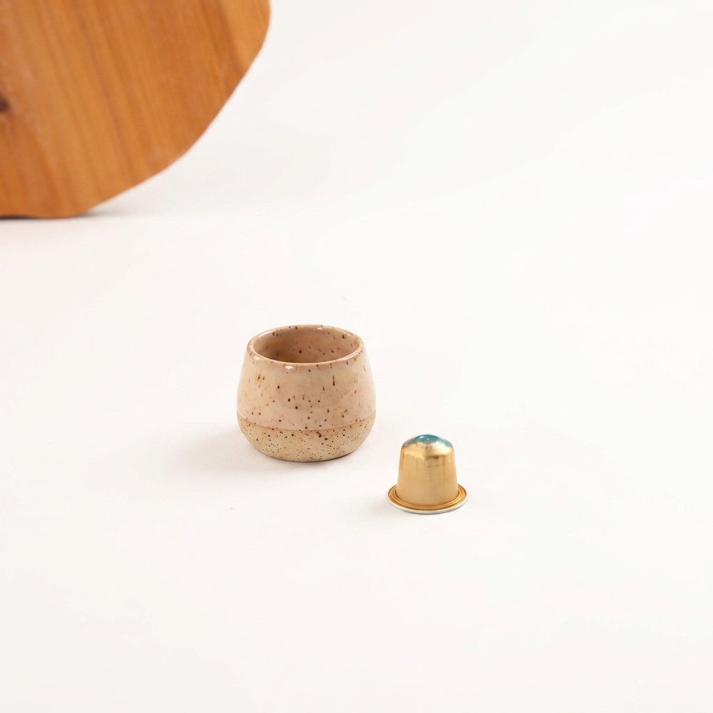 Copinho Cumbuca em cerâmica artesanal — tamanho 100ML, argila Flocos, esmalte Nude
