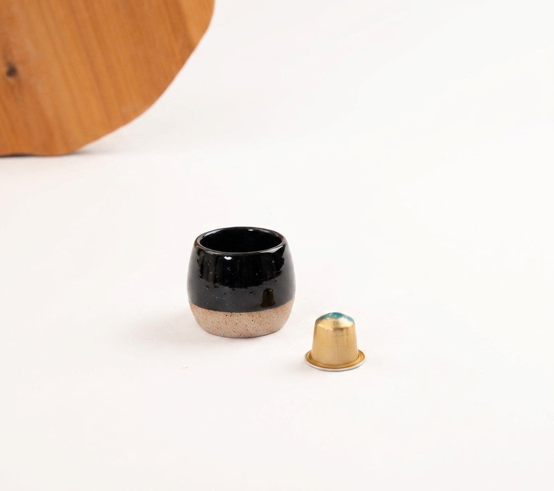 Copinho Cumbuca em cerâmica artesanal — tamanho 100ML, argila Flocos, esmalte Preto Ébano