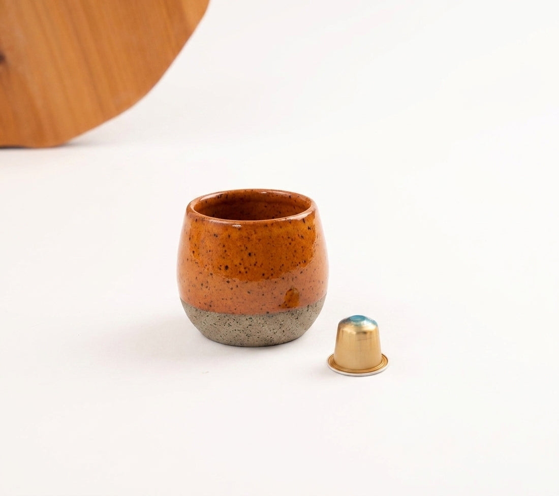 Copinho Cumbuca em cerâmica artesanal — tamanho 100ML, argila Flocos, esmalte Sol de Terracota