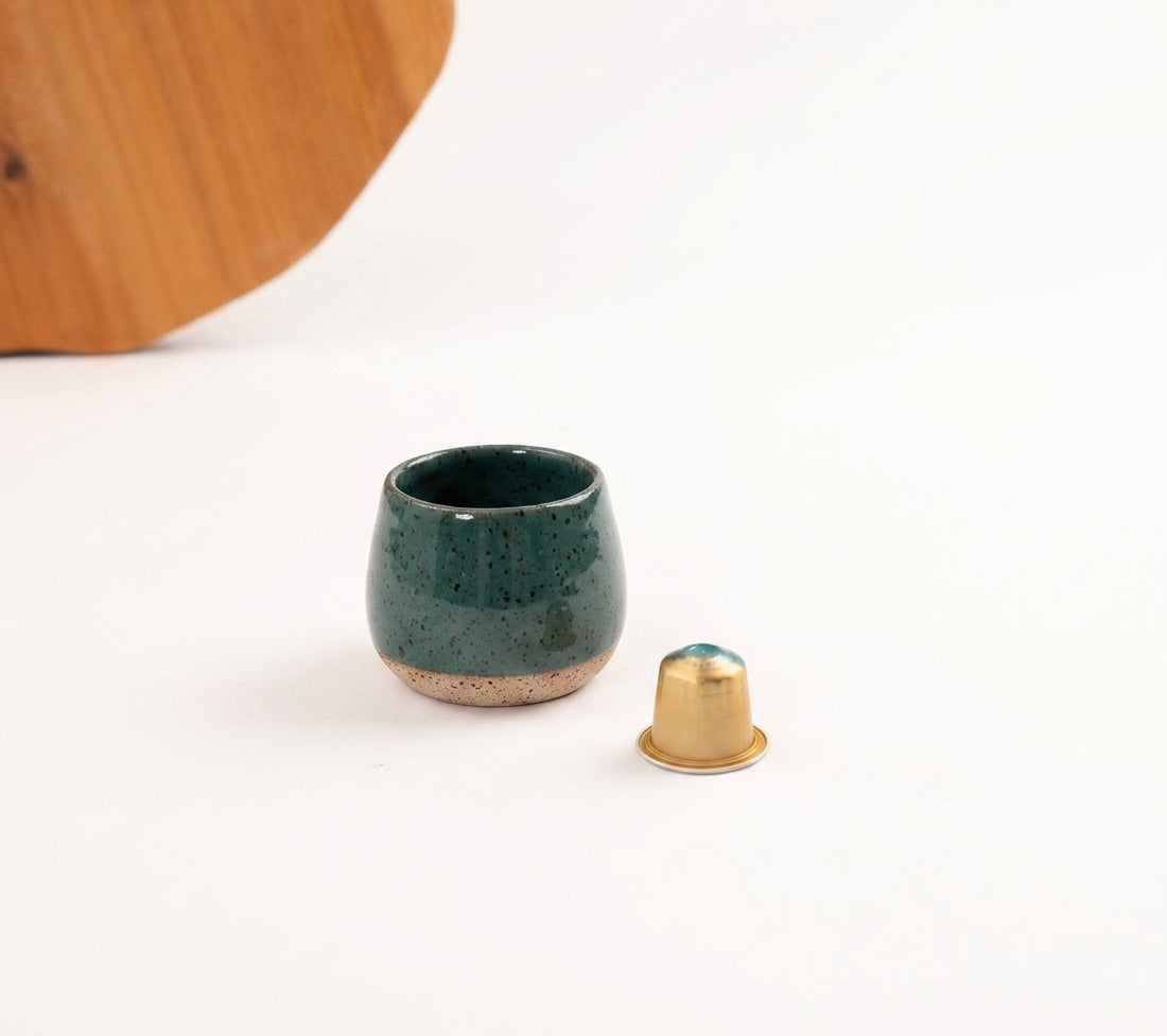 Copinho Cumbuca em cerâmica artesanal — tamanho 100ML, argila Flocos, esmalte Verde Exército