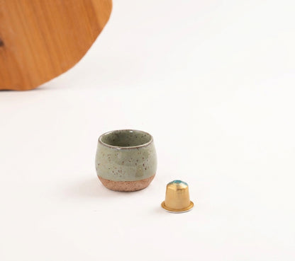 Copinho Cumbuca em cerâmica artesanal — tamanho 100ML, argila Flocos, esmalte Verde Pompeia