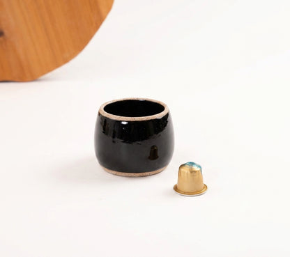 Copinho Cumbuca em cerâmica artesanal — tamanho 180ML, argila Flocos, esmalte Preto Ébano