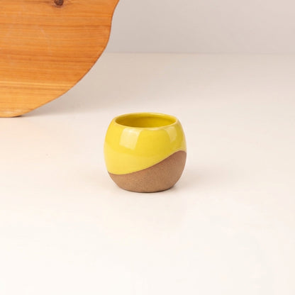 Copinho Esfera em cerâmica artesanal — argila Cappuccino, esmalte Amarelo Intenso