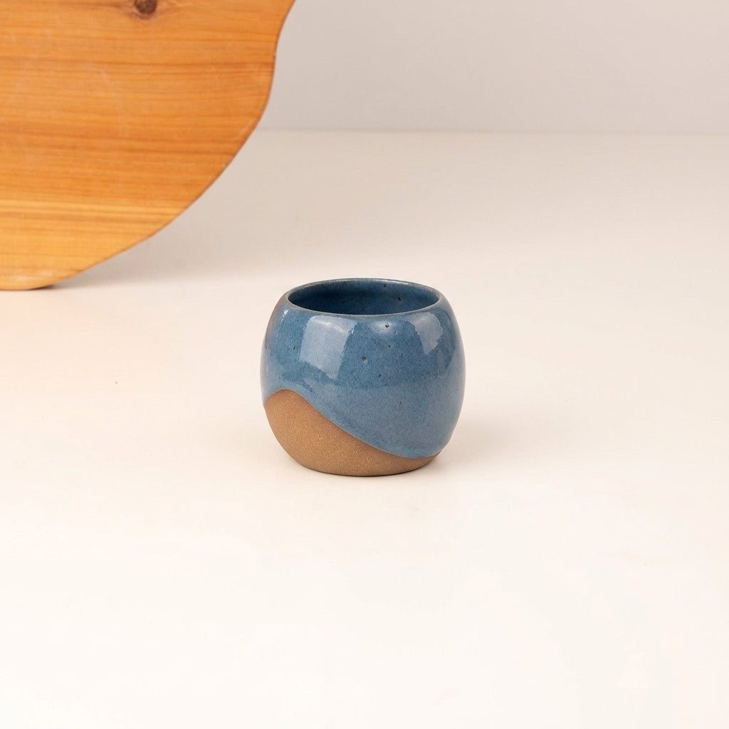 Copinho Esfera em cerâmica artesanal — argila Cappuccino, esmalte Azul Safira