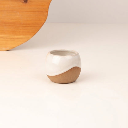 Copinho Esfera em cerâmica artesanal — argila Cappuccino, esmalte Branco AMME