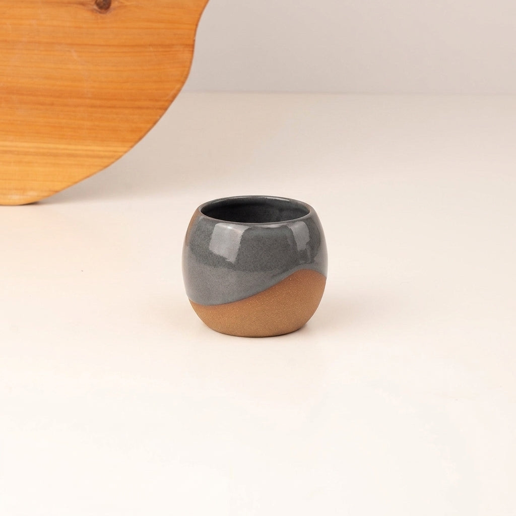 Copinho Esfera em cerâmica artesanal — argila Cappuccino, esmalte Grafite