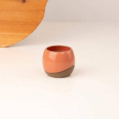 Copinho Esfera em cerâmica artesanal — argila Cappuccino, esmalte Laranja Intenso