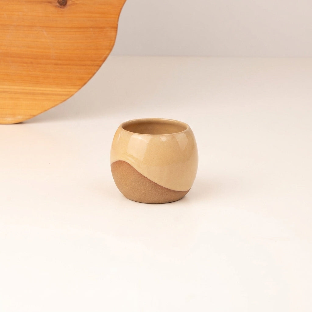 Copinho Esfera em cerâmica artesanal — argila Cappuccino, esmalte Pedra Sabão